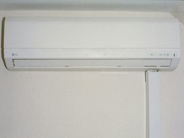 Aparelho de ar condicionado split montado na parede de uma casa